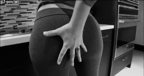 Booty Squeeze In Yoga Pants_6022e49b74190.gif