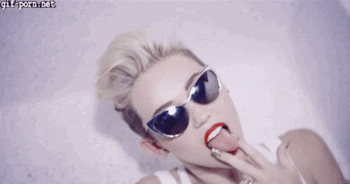 Miley Cyrus’ Tongue Action GIF_6022d5fedff00.gif