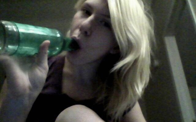 Amateur Blonde Sucks a Bottle of Beer…_61966db579432.jpeg